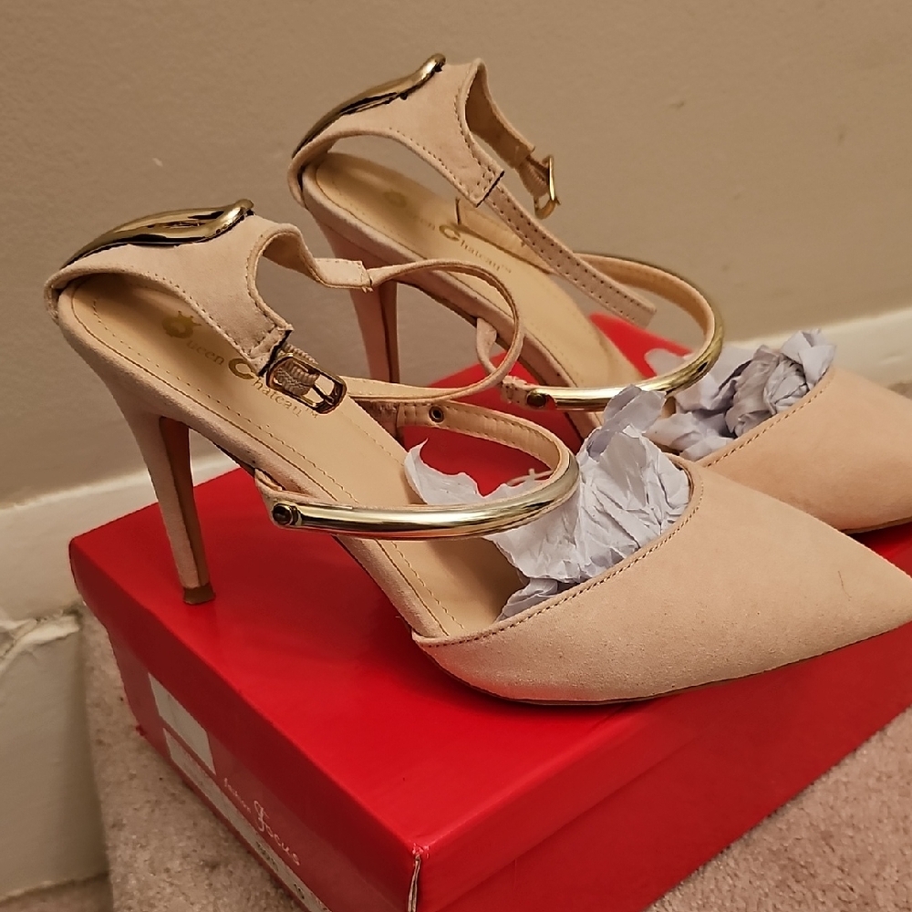 Chic Peach Stiletto Heels with Gold Accents